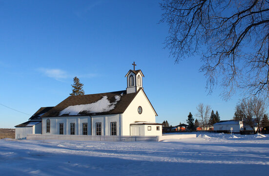 Capilla con fondo nevado