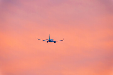 夕焼け空に飛ぶ飛行機