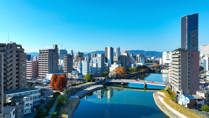 都市と青空の風景ドローン空撮