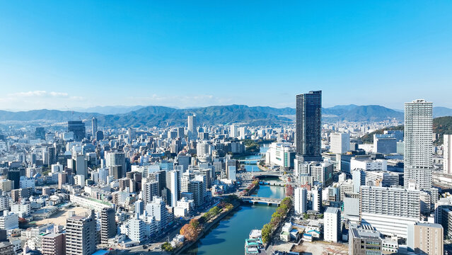 都市と青空の風景ドローン空撮