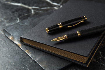 黒い大理石の上に並べられた高級ペンのセット