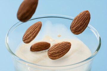 アーモンドミルクに落ちるアーモンドの瞬間
