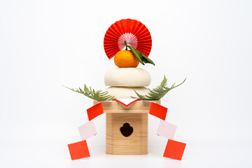 本物のお餅&ldquo;鏡餅"を中央に配置した写真　白背景　三宝(台座)あり	