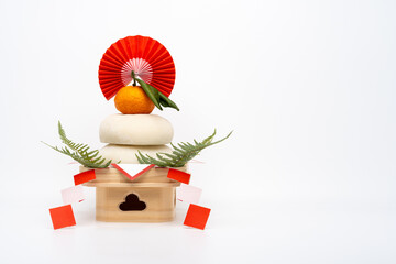 &ldquo;鏡餅&ldquo;(本物のお餅)を左側に配置した写真　白背景　低い三宝(台座)あり	