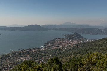 Obraz premium paisaje de lago y montañas
