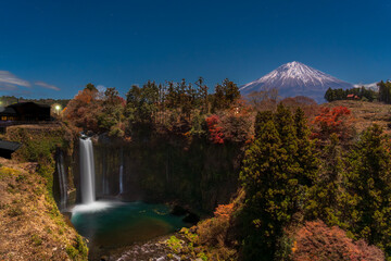 コールドムーンの月光にに照らされた富士山と紅葉の音止めの滝