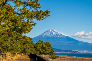 朝の三保海岸から三保の松原と富士山