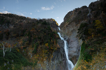 紅葉する秋の美しい称名滝	