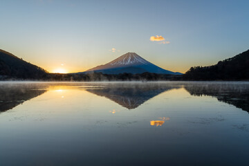精進湖 湖畔から湖面に映る富士山と朝日