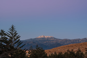 霧ヶ峰高原から夜明けの御嶽山を染めるビーナスベルトとモルゲンロート