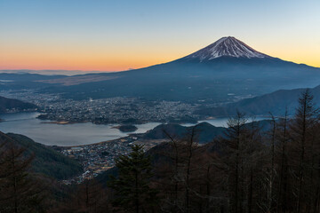 冬の新道峠から夕暮れ時の富士山