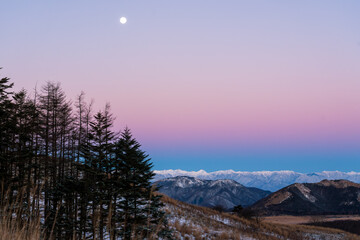 霧ケ峰高原車山湿原遊歩道から北アルプスビーナスベルトとモルゲンロート