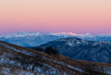 霧ケ峰高原車山湿原遊歩道から北アルプスビーナスベルトとモルゲンロート