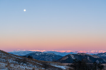 霧ケ峰高原車山湿原遊歩道から北アルプスビーナスベルトとモルゲンロート