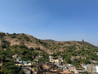 Obraz premium The extensive fortress wall of Amer or Amber fort located on Aravalli range of hills in Jaipur , Rajasthan