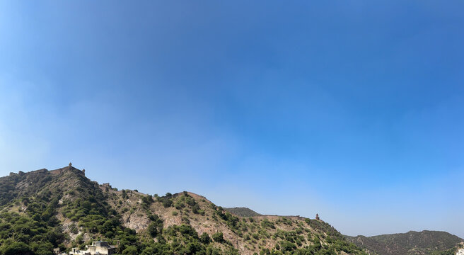 The extensive fortress wall of Amer or Amber fort located on Aravalli range of hills in Jaipur , Rajasthan