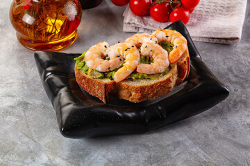 Sandwich with prawn and avocado
