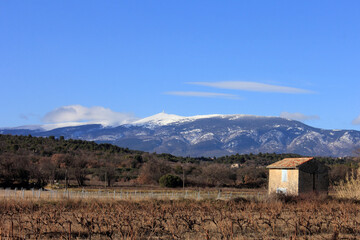 petit cabanon au pied de la montagne