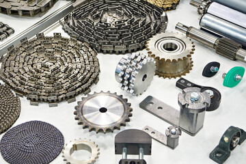 Metal chain for transport mechanism