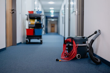 Fototapeta premium Putzwagen und Staubsauger in Bürogebeude