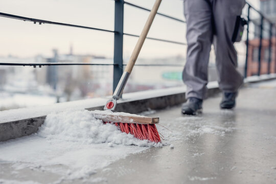 Winterdienst streut nach Schneefall