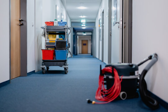 Putzwagen und Staubsauger in B&uuml;rogebeude