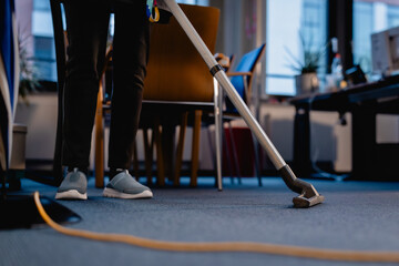 Obraz premium Putzkraft saugt das Büro