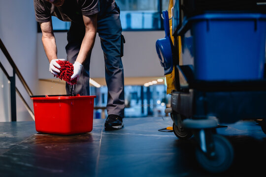 Reinigung, Putzen, Wischen, Treppe, Putzkraft, Reinigungskraft, arbeiter, arbeiten, branche, Mann, alt, Mop, Draufsicht, gewerkschaft, sauber, sauberkeit, Eimer, Handschuhe, auswringen, Putzwagen, 