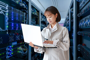 サーバールームで作業する女性
