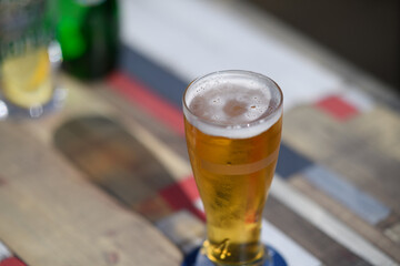 Verre de bière rafraîchissant posé sur une table en été