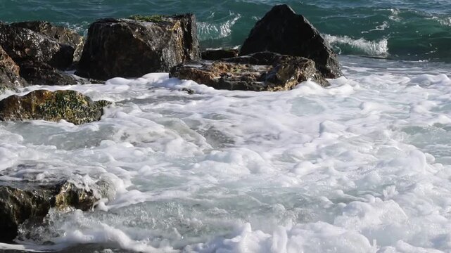 olas rompiendo contra las rocas