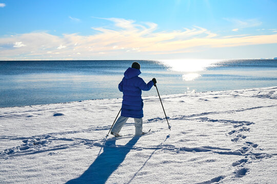 Langlauf Ski am Strand im Winter bei Sonne - au&szlig;ergew&ouml;hnlicher Ort f&uuml;r Wintersport am Meer