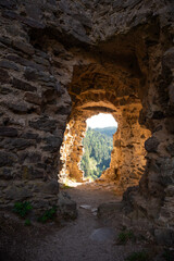 Fototapeta premium Depuis l'intérieur du chateau fort médiéval d'Alleuze 