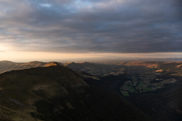 Vue pittoresque sur la vallée du Massif Central 