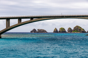 Fototapeta premium 座間味諸島の阿嘉島に到着。 阿嘉港と阿嘉大橋、慶留間島、座間味島が見える。 慶留間島はＷＷ2で米軍が最初に上陸した場所。 阿嘉港阿嘉島 クイーンざまみ3号に乗船した。 慶良間諸島の座間味島等へゆく高速ジェットフェリー。 沖縄県島尻郡慶良間諸島2025 