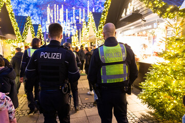 Fototapeta na wymiar Polizei auf einem Weihnachtsmarkt