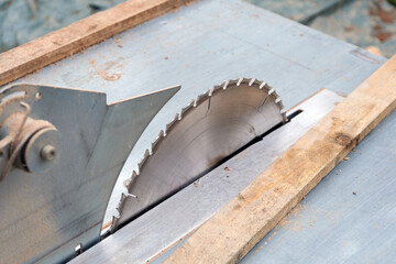 Nahaufnahme einer Kreissäge, Werkzeug, Ausrüstung und Materialen auf einer Baustelle / selektive Schärfe und Copy Space