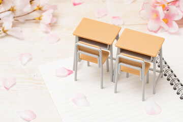 	卒業入学イメージ｜机とノートと桜