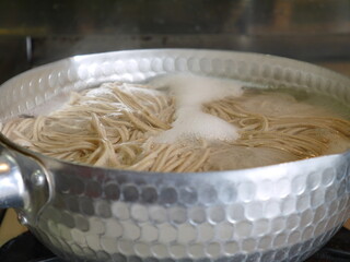 蕎麦を茹でている最中です。