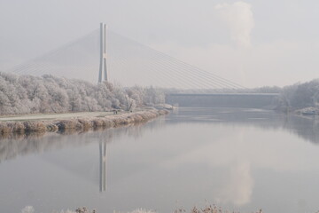 Most Rędziński we Wrocławiu zimą na tle rzeki Odra © vofchok