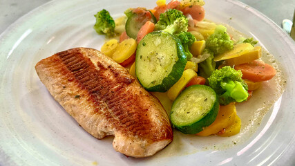 Lachssteak mit Gemüse