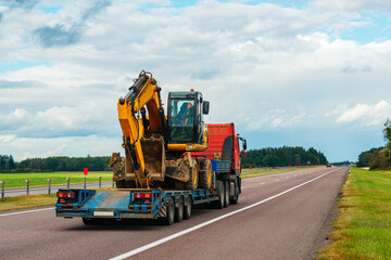 A truck on the highway is being moved by an excavator © Павел Чигирь