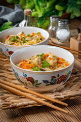 Fried noodles with chicken and vegetables.