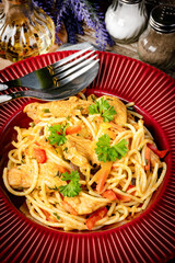 Fried noodles with chicken and vegetables.