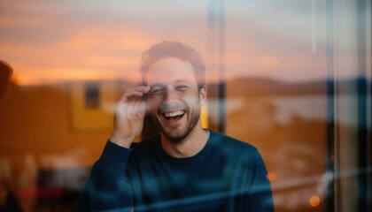 S&eacute;rie real life - Un jeune homme est photographi&eacute; &agrave; travers une vitre l&eacute;g&egrave;rement sale, avec des reflets lumineux 