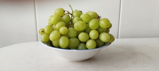 Plato de uva blanca o verde. Dieta mediterr&aacute;nea 