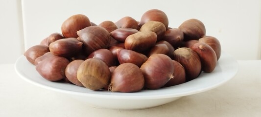 Plato de casta&ntilde;as crudas. Dieta mediterr&aacute;nea 