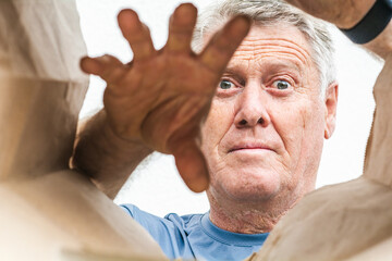 Obraz premium Griff in die Einkaufstasche