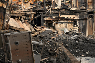 災で真っ黒に炭化した木材や焼け焦げたトタンが積み重なる被災現場のクローズアップ・火事の激しさと破壊力を物語る災害テクスチャ © taka