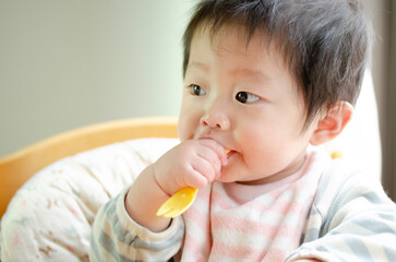 フォークを口に入れる赤ちゃん